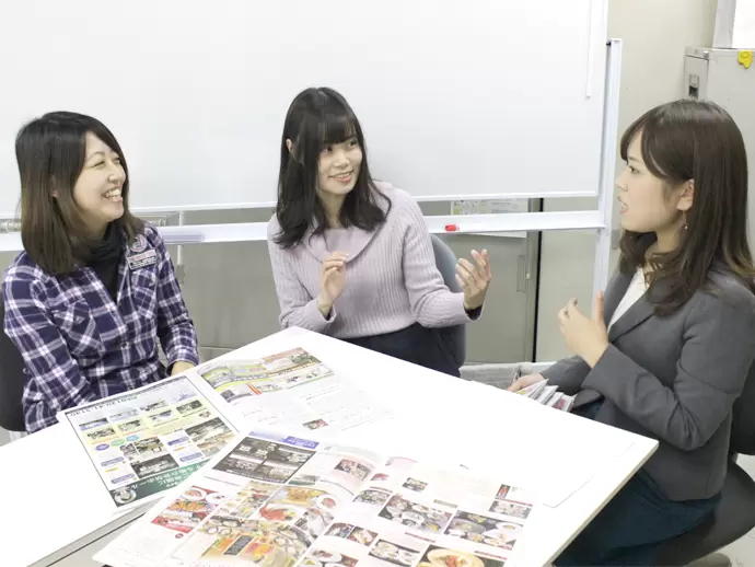 みんなで楽しくミーティング。雑談から新たなアイディアが生まれることも！