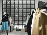 落ち着いて店内をご覧いただける空間づくりに努めています｡