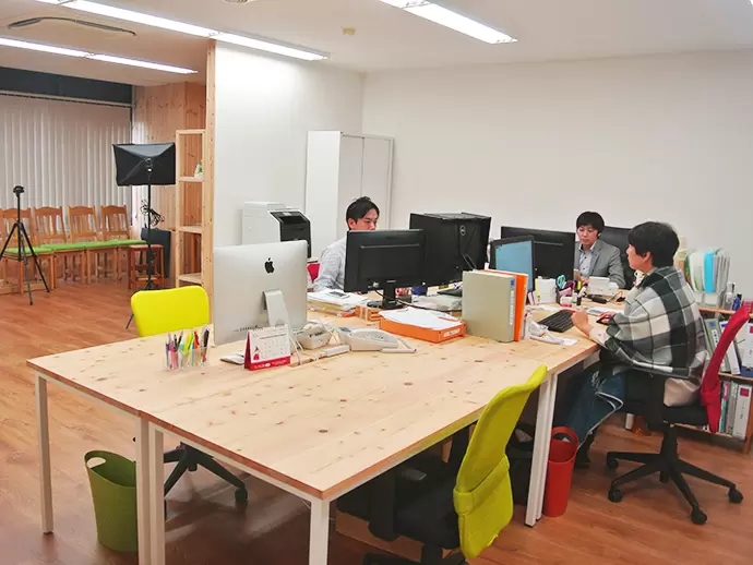 勤務地となるのは本社・オシャレなデザインオフィス。間伐材を利用した木製デスクや床にもこだわっています