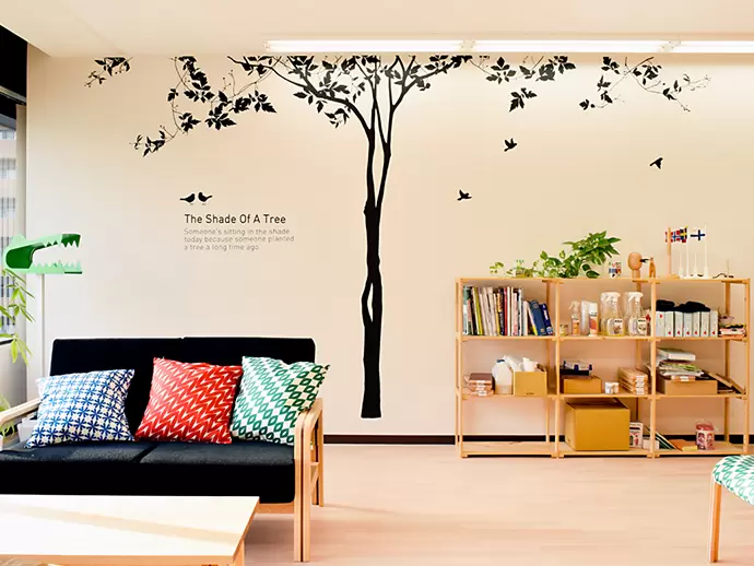 北欧家具や自社商品を展示した居心地のよいオフィスが魅力！ 木の温もりもあって働きやすさバツグン♪