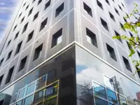 駅から徒歩5分ほどのキレイなオフィスです。周辺にはランチができるお店もたくさんありますよ