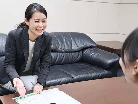 長いお付き合いのお客さまとのお話では思わず笑顔に。お客さまの人生のパートナーになれる仕事です。