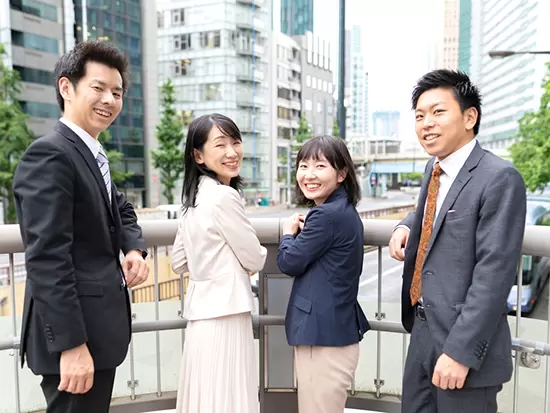 様々な先輩が活躍しています。困ったことはいつでも相談してください。