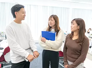 20～30代と若手が中心の職場です。部署間を超えたコミュニケーションも活発で明るい雰囲気の職場です。