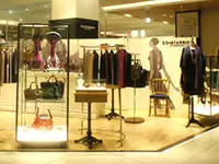 店舗ではオリジナルアクセサリーのほかに洋服やバッグまで幅広く取り扱っています。