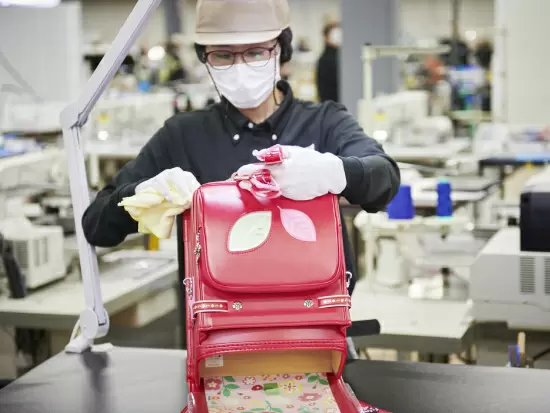 当社のランドセルはすべて手づくり。品質の高さへの信頼性も抜群！