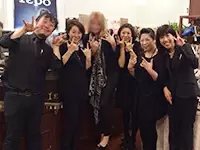 スタッフ同士の仲の良さが自慢の当店に、某有名芸能人がご来店になりました♪