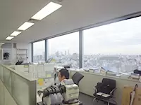 本社は最寄駅から徒歩2分の好立地。都心のオフィスが一望できる、広々としたオフィスが魅力♪