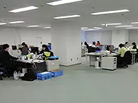 広々としたオフィス内、20代、30代の若手メンバーが活躍しています。