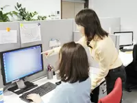 最初は枠組みや簡単なスライドの作成から始めていただきます。デスクはゆったり広め。