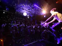 まるでクラブのような空間でDANCE!DANCE!DANCE!