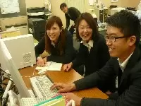 アフター５の予定を話し合う若手社員★年齢層も20～30代で職場も和気あいあいとしています!!