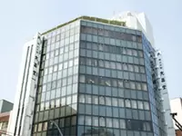 こちらは本社外観。都心でアクセス便利なことから、女性社員からも好評です。