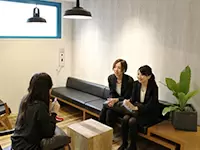 まるでカフェのような雰囲気の社内は、広々として女性スタッフにも人気です。