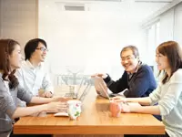 様々なバックボーンを持つ社員が、それぞれの強みを活かして活躍しています。