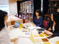 営業、企画スタッフが揃う新規物件のミーティング。社歴関係なく、どんどんアイデアを発信してください。
