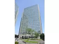 川沿いに立地する高層ビル。大手企業もオフィスビルとして構えています。