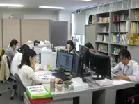 オフィス内の一コマ。大型ディスプレイのパソコンで、業務にあたります。