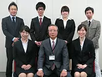 今年の4月の新卒入社式での一枚。中央にいるのが社長の成田です。