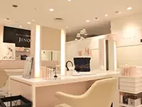 お客様が気軽に立ち寄っていただけるよう、リラックスできるデザインで統一された店内。