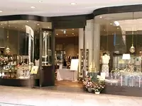 インテリアには本物のアンティーク家具や小物を使用｡高級感あふれる店内｡外装にもこだわっています。
