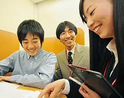 ネイティブとのコミュニケーションは必須。実践的英語力を試す絶好の機会でもあります。