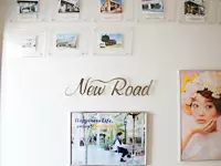 本社オフィスのエントランスには各店舗の写真等を展示し、当社を一目でご理解いただけるようにしています。