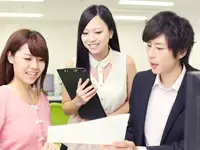 当社の経理は、一人で黙々と仕事に臨むのではなくチームワークを大切にしています。