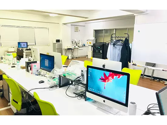 オフィス内は広めで、ゆったりと仕事ができる環境です。