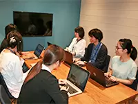 こちらはミーティング風景。ライター同士の意見交換も活発なので、スピーディな成長が可能です！