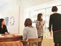 勉強会などを定期的に行い、スタッフみんなで商品知識を共有しています。