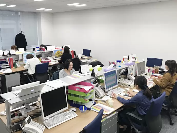 社内は落ち着いた雰囲気です！