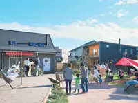 月平均500組の来場客が訪れる活気ある展示場。