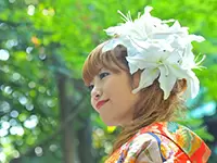 大きな白百合を使った、ブライダルならではのヘアスタイル。
