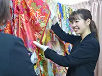 着物のアドバイスも丁寧に★流行を取り入れた人気のアイテムをご提案しています。