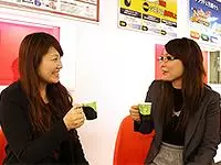 執務室内のコーヒーメーカーで、淹れたてのコーヒーを楽しみながらほっと一息。