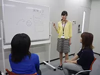 先輩スタッフが研修をしてくれます。何でも質問してください！