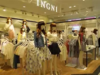 女性に大人気のアパレルブランド「INGNI」を運営しております。
