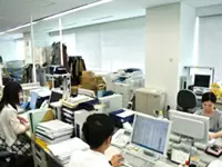 東京本社の様子です。社内はオープンな雰囲気で全職種ワンフロアで仕事をしています。