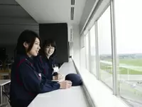 休憩中は仕事仲間とリラックス。同世代のメンバーが多いので、会話も自然と弾みます。