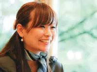 お客様から信頼を得るには知識や提案力も大切ですが、まずは心からの祝福を表す『笑顔』からはじまります。