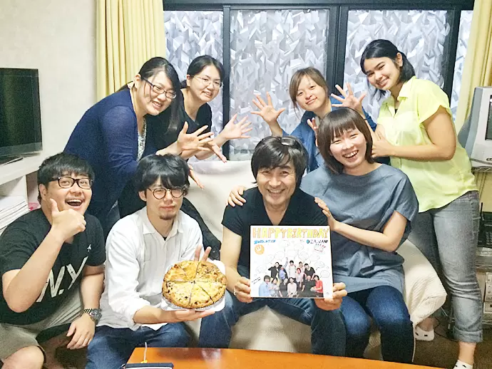 スタッフの誕生日に撮影した一枚。アットホームさも当社の大きな魅力です！