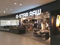 壁一面にデニムウォールが広がるG-Star RAW。オランダのインテリアチームがデザインしています。