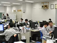 社内には一切仕切りなどはなく、社員同士がいつでも会話できる環境になっています。