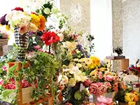 ヘッドドレスやコサージュなど、アートフラワーによる鮮やかなアクセサリーのコーディネートもできます。