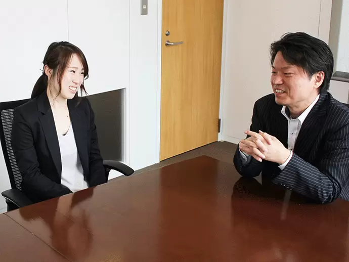 ミーティングの風景。意見交換が活発なフラットで風通しのよい社風です。