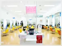 活気ある店内は白を基調に爽やかな作りです。