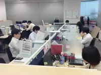 わからないことがあれば隣の人にすぐに聞きやすい環境です！