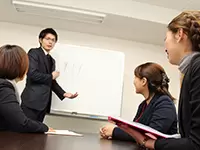 看護師の方々と話す時にお話の内容が理解できるよう、医療の勉強会を毎日行っています。