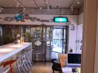 オフィスにはバーカウンターが！壁には絵が直接書かれていたりと、内装にはこだわりがあります。